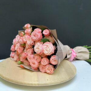 Букет из 10 пионовидных кустовых роз