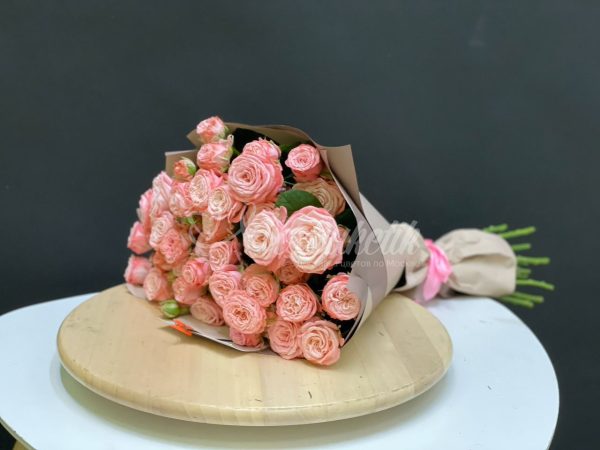 Букет из 10 пионовидных кустовых роз