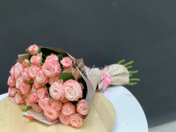 Букет из 10 пионовидных кустовых роз