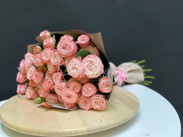 Букет из 10 пионовидных кустовых роз