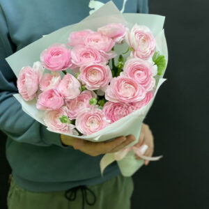 Букет из 19 розовых ранункулюсов