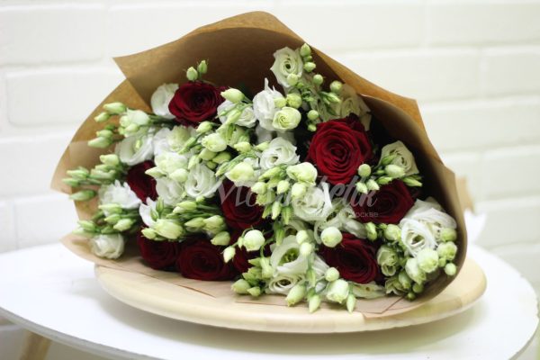 9 роз и 10 эустом