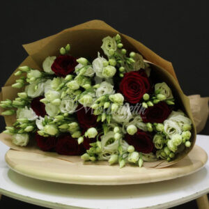 9 роз и 10 эустом