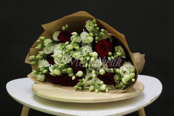 9 роз и 10 эустом