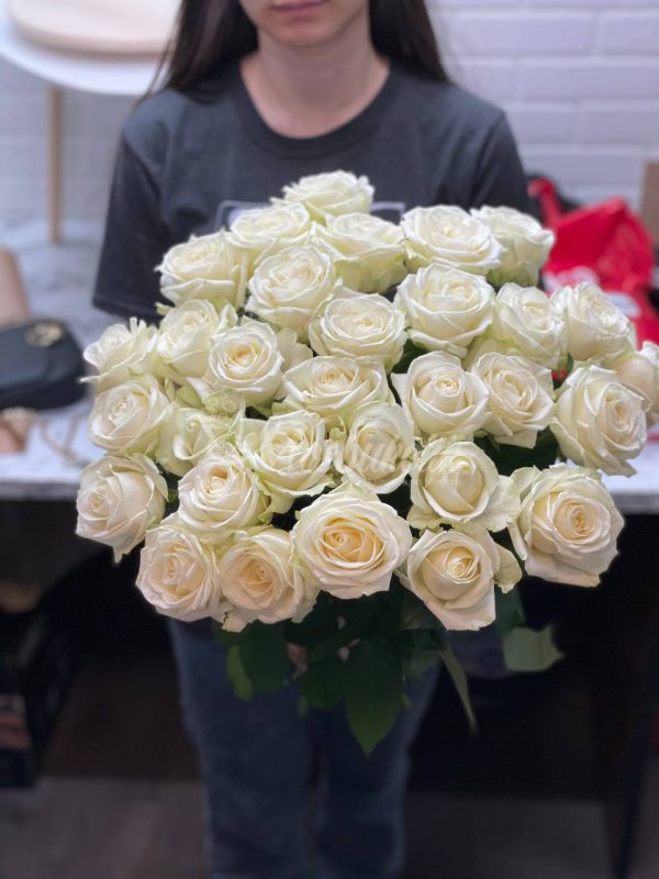 31 белых роз