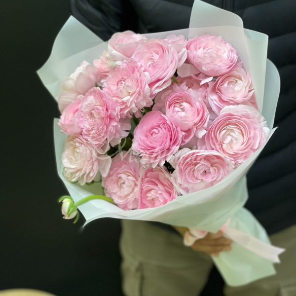 Букет из 15 ранункулюс