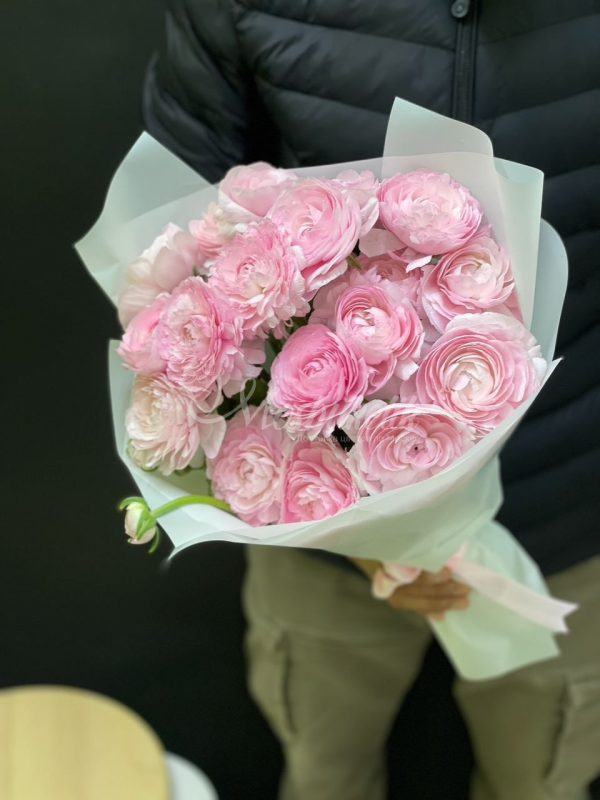 Букет из 15 ранункулюс