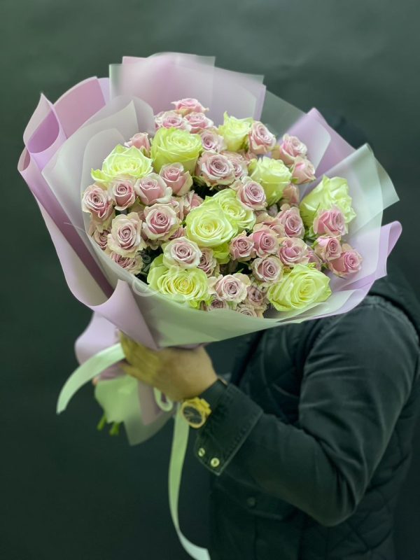 Авторский букет из 9 роз и 10 кустовых роз