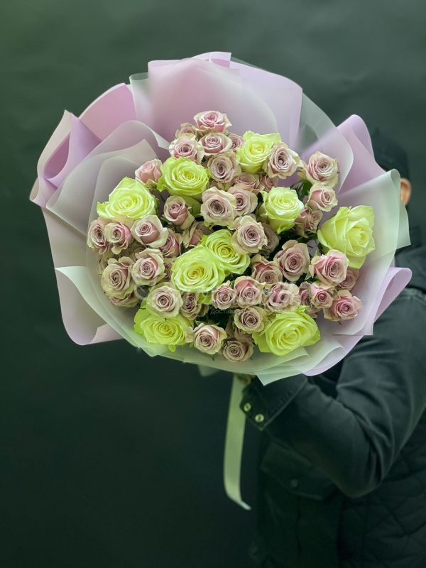 Авторский букет из 9 роз и 10 кустовых роз