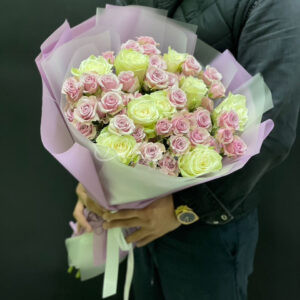 Авторский букет из 9 роз и 10 кустовых роз