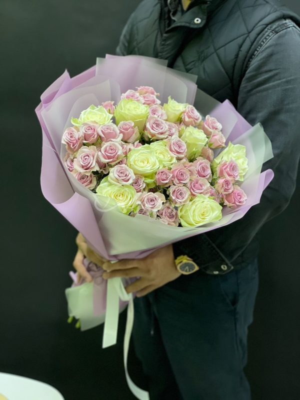 Авторский букет из 9 роз и 10 кустовых роз