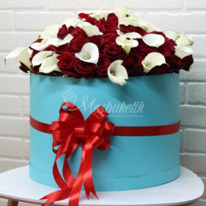 Композиция из 81 эквадорских роз с белыми каллами в коробке