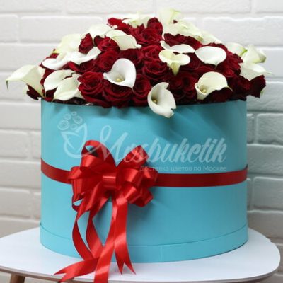 Композиция из 81 эквадорских роз с белыми каллами в коробке