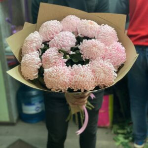 Букет из 13 нежных розовых хризантем