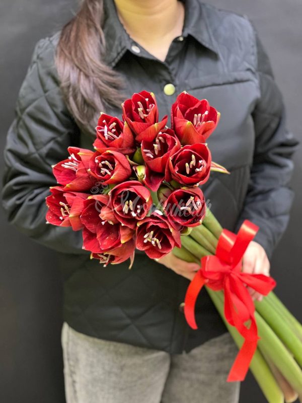 Букет из 5 красных амариллисов — изображение 9