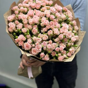 Букет из 29 нежных кустовых роз 50 см