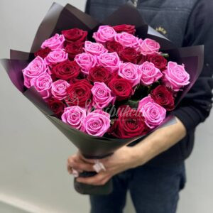Букет из 31 микс розовых и красных роз