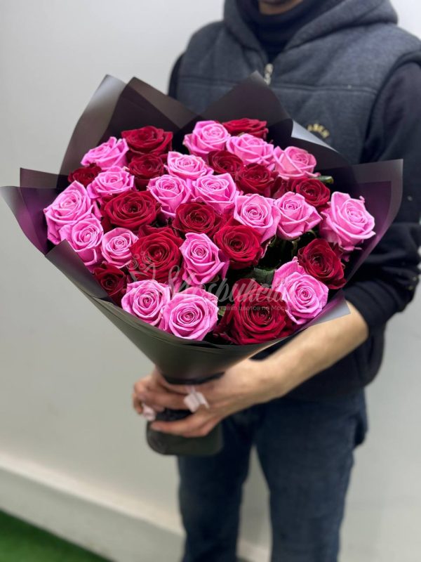 Букет из 31 микс розовых и красных роз