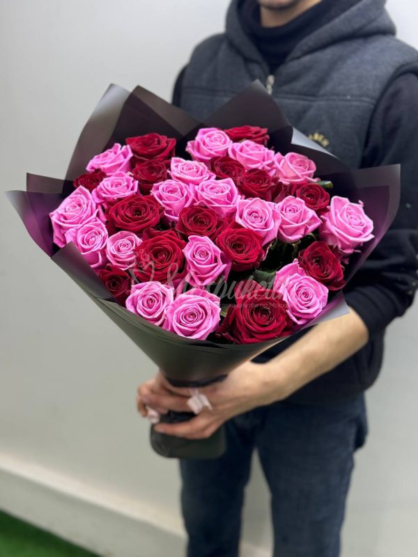 Букет из 31 микс розовых и красных роз — изображение 2