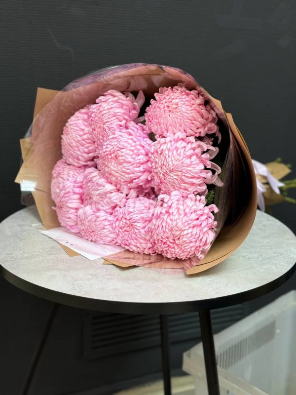 Букет из 11 розовых хризантем в крафте — изображение 2