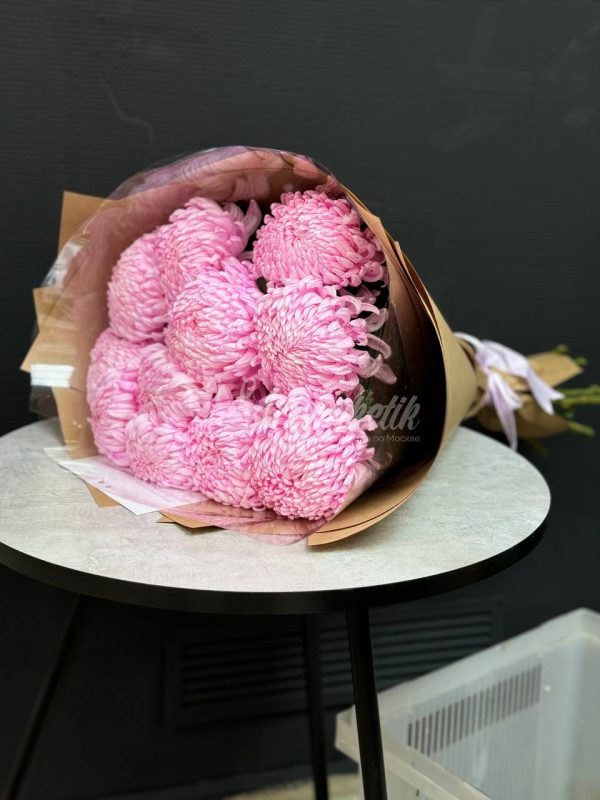 Букет из 11 розовых хризантем в крафте — изображение 4