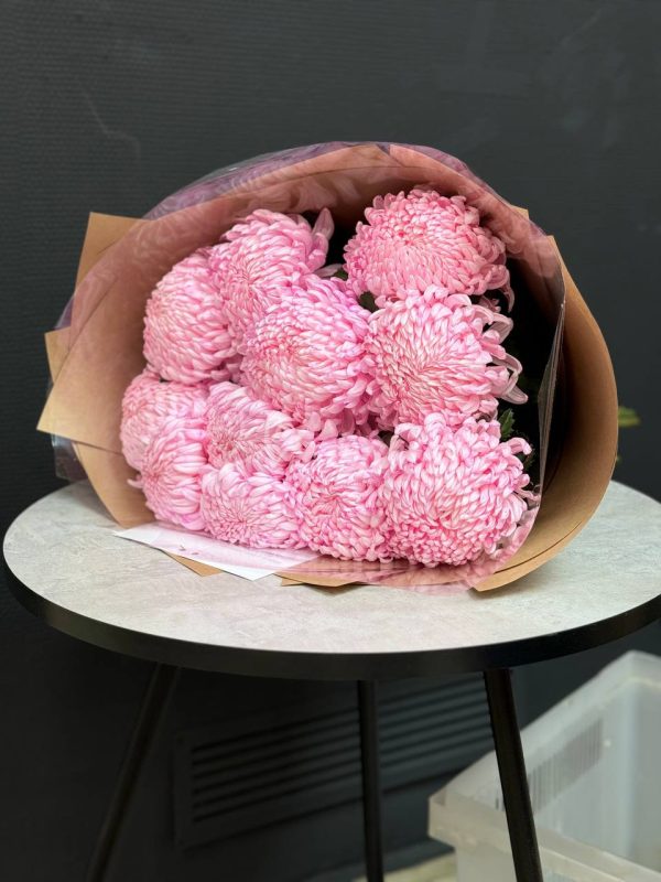 Букет из 11 розовых хризантем в крафте — изображение 6