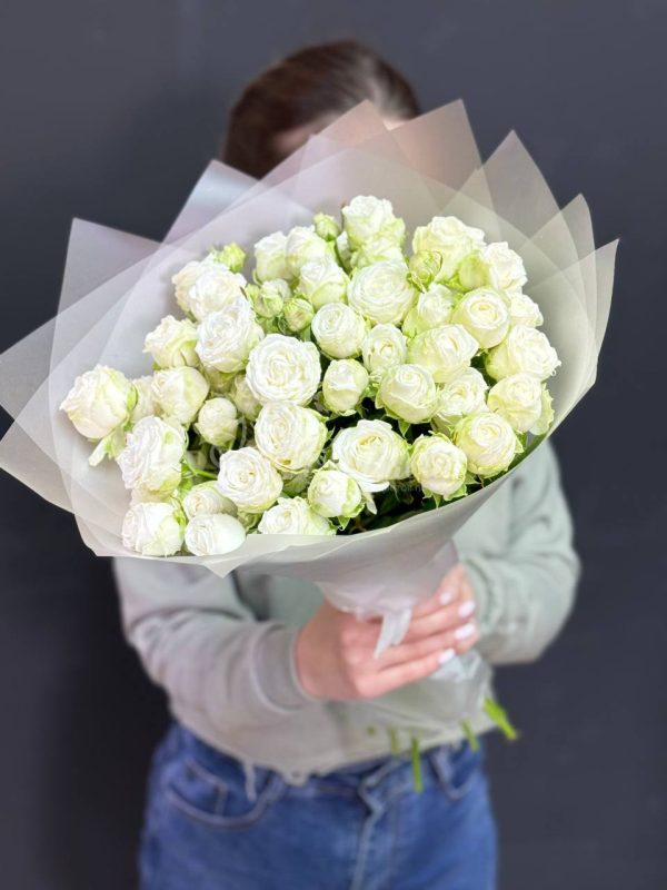 Белые пионовидные розы