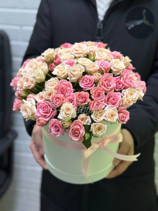 31 кустовая роза в коробке — изображение 2