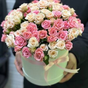 31 кустовая роза в коробке