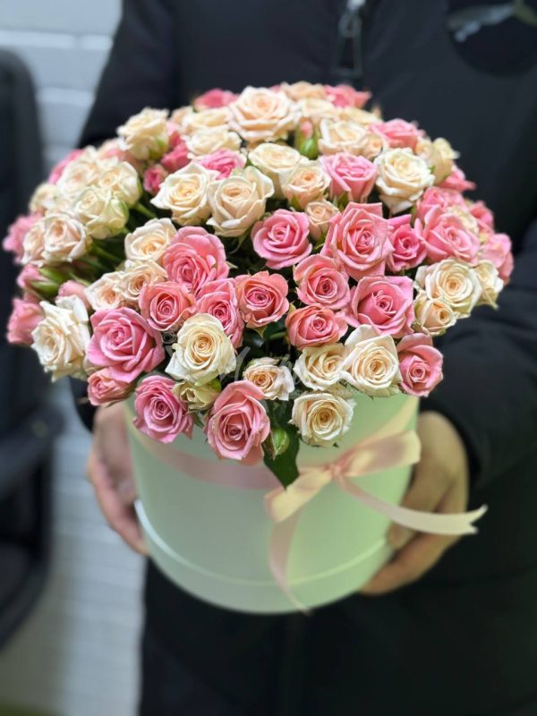 31 кустовая роза в коробке