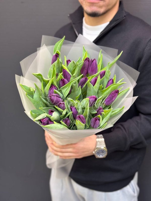 Букет из 25 фиолетовых тюльпанов — изображение 12