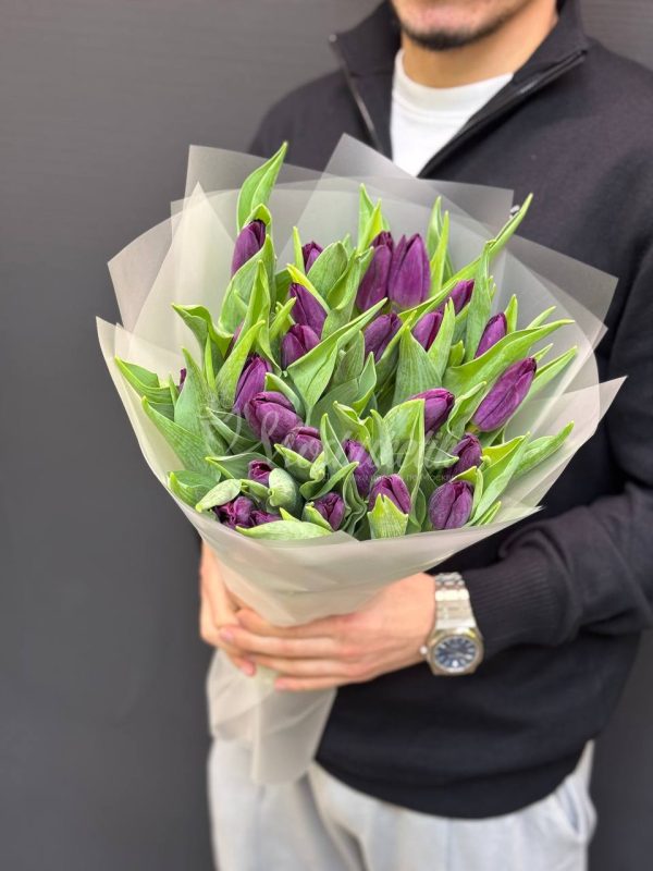 Букет из 25 фиолетовых тюльпанов — изображение 9
