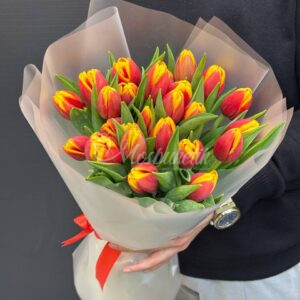 Букет из 25 тюльпанов огонь