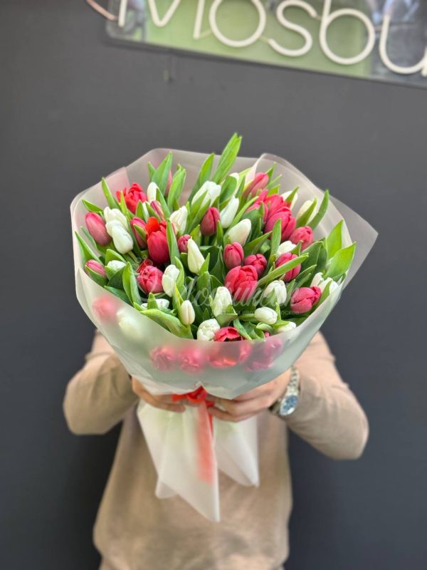 Букет из 51 красных и белых тюльпанов — изображение 11