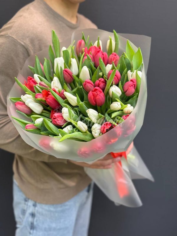 Букет из 51 красных и белых тюльпанов — изображение 10