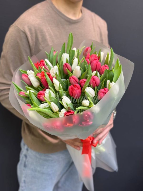 Букет из 51 красных и белых тюльпанов — изображение 9