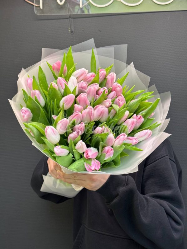 Букет из 51 розовых тюльпанов — изображение 10