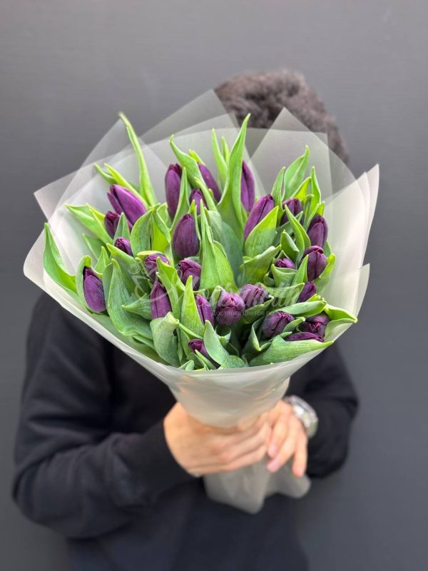 Букет из 25 фиолетовых тюльпанов — изображение 5