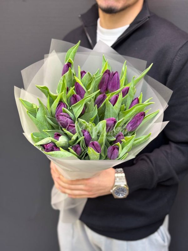Букет из 25 фиолетовых тюльпанов — изображение 2