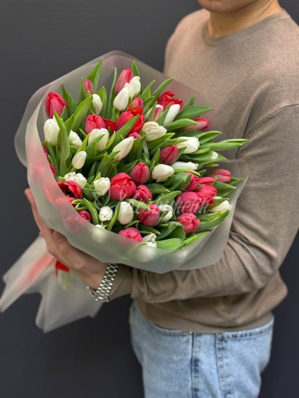 Букет из 51 красных и белых тюльпанов — изображение 5
