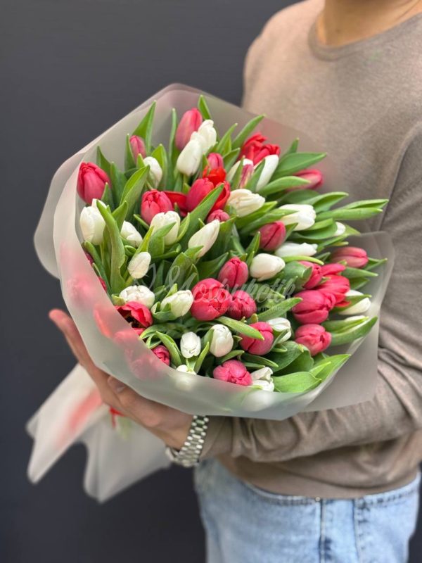 Букет из 51 красных и белых тюльпанов — изображение 4