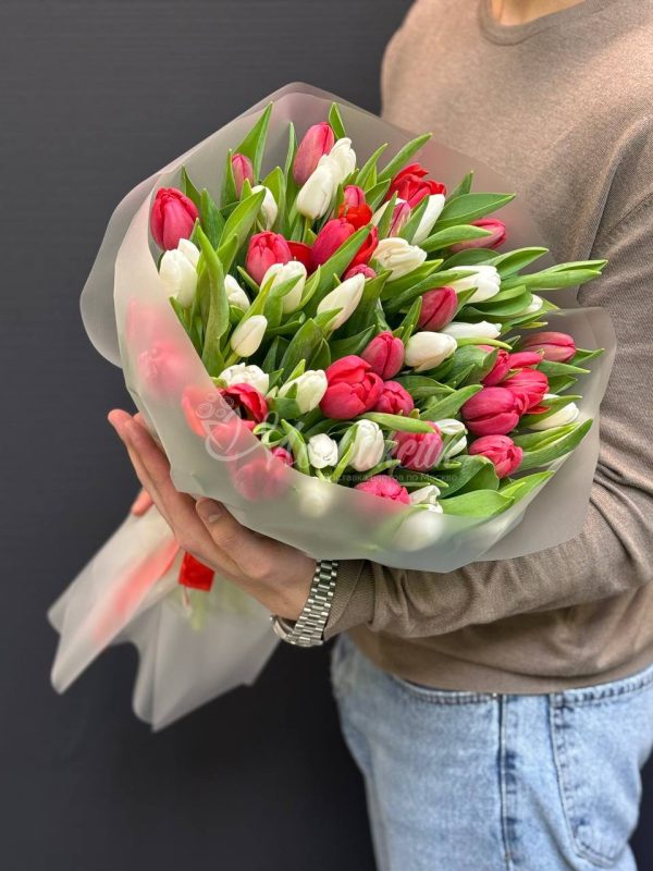 Букет из 51 красных и белых тюльпанов — изображение 3