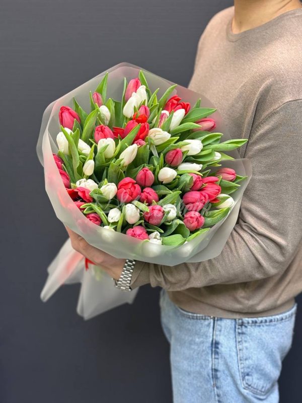 Букет из 51 красных и белых тюльпанов — изображение 2