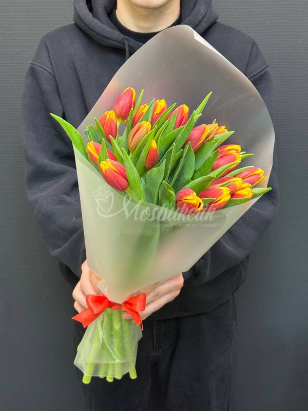 Букет из 19 тюльпанов огонь