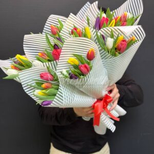 Букет из 5 микс тюльпанов на корпоратив