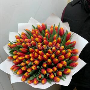 Букет из 101 тюльпанов огонь
