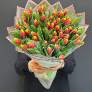 Букет из 51 тюльпанов огонь