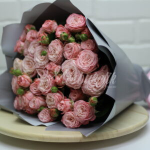 Букет из 19 пионовидных кустовых роз