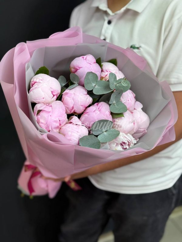 Букет из 11 пионов с эвкалиптом — изображение 3