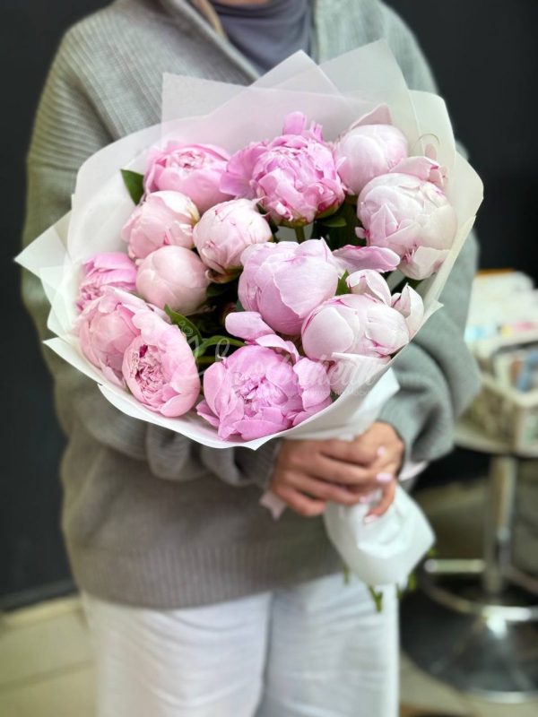 Букет из 13 пионов